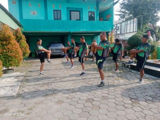 Jaga Stamina Anggotanya, Danramil Kapten Arh Kuntoko Pimpin Olahraga