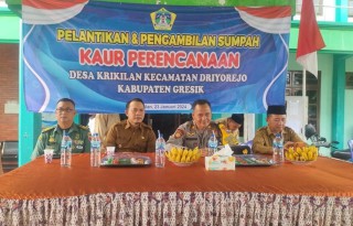 Bangun Komsos di Wilayah Binaan, Danramil 0817-01/Driyorejo Hadiri Pelantikan Perangkat Desa Krikilan