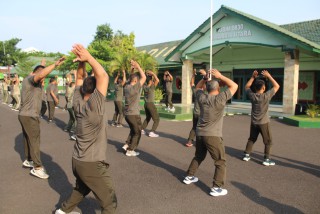 Personel Kodim 0830/Surabaya Utara dan Jajaran Jaga Kesehatan Melalui Olahraga Bersama