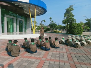 Penguatan Karakter Disiplin, Babinsa Pelda Imam Latihkan PBB Pada Siswa SMA 10 Muhammadiyah Manyar