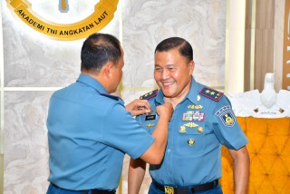 Danpuspenerbal Kunjungi AAL, Sematkan Brevet Kehormatan Penerbangan Kepada Gubernur AAL