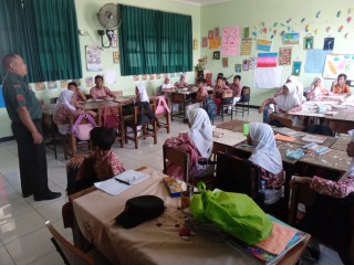 Tanamkan Rasa Cinta Tanah Air, Babinsa Berikan Materi Wasbang Kepada Murid SD