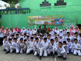 2 Orang Babinsa Koramil Driyorejo Berikan Materi Wasbang Siswa Siswi SDN 144 Bambe