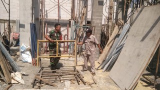 Semangat Babinsa Manyar Bersama Masyarakat Dalam Pembangunan Tempat Ibadah