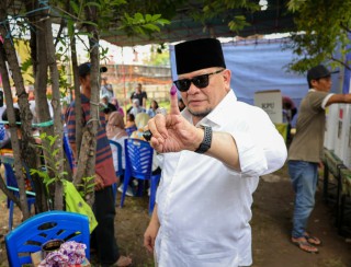 Sesama Calon DPD RI LaNyalla Coblos Ning Lia Jilbab Ijo