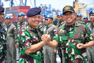 Pangkolinlamil, Komandan dan Palaksa KRI FKO-368 Terima Brevet Kehormatan Penerbangan TNl AL