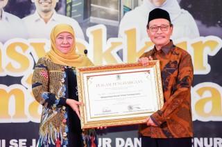 Gubernur Khofifah Menerima Penghargaan Kepala Daerah Terbaik  dari MUI Jatim