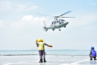 Heli Panther Pertajam Kualifikasi Ship BOARD Operation Di KRI-590