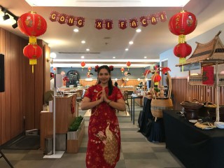 Masih Suana Imlek, Hotel Aston Inn Jemursari Surabaya Berbagi Hadiah di Tahun Naga Kayu 