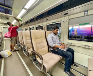 PT KAI Ingatkan, Colokan Listrik di Kereta Api Bukan Untuk Kipas Angin dan Menanak Nasi 