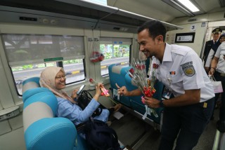 Ratusan Bunga Mawar dan Cokelat untuk Pelanggan KA yang Gunakan Hak Pilih Pemilu