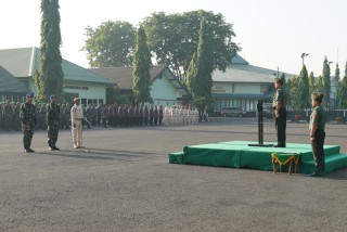 Kasrem 084/Bhaskara Jaya membacakan Amanat Kepala Staf Angkatan Darat pada Upacara Bendera 17-an
