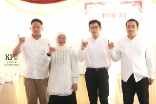 Didampingi 3 Jagoannya, Khofifah Nyoblos di TPS 31 Surabaya
