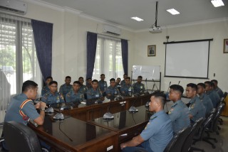 20 Perwira Penerbang TNI AL Ikuti On Job Training di Kolat Penerbal