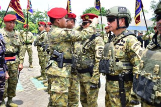 Komandan Puspenerbal Dampingi Kasal Lepas 936 Peserta Fin Swimming Selat Madura Kasal Cup 2024