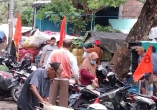 PD Pasar Surya Kritik Banyak Bendera Partai Bertebaran di Pasar Keputran Utara