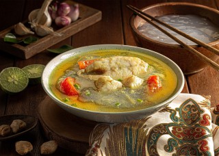 Papeda dan Ikan Kuah Kuning: Kuliner Kaki Lima Lezat dari Papua