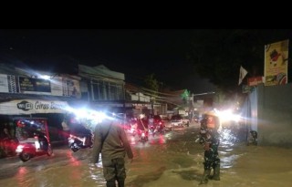 Pasca Hujan Deras, Babinsa Pantau Wilayah Binaan yang Sedang Terendam Banjir