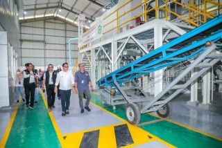 Tinjau Gudang BULOG di Sidoarjo, Pj. Gubernur Adhy Pastikan Stok Beras Jatim Aman Hingga 6 Bulan Ke Depan