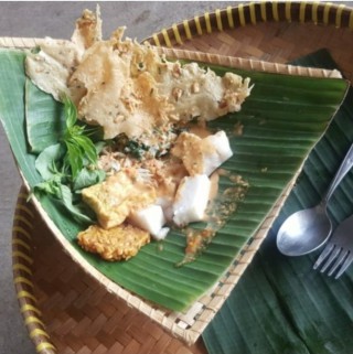 Punten, makanan tradisional khas Jawa Timur dengan rasa gurih dan alternatif pengganti nasi.