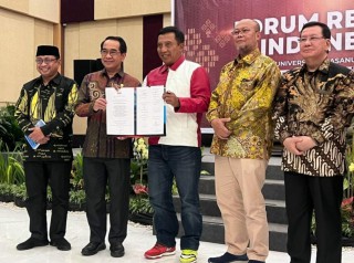 Rektor Unesa Hadiri deklarasi Pemilu Aman dan Damai