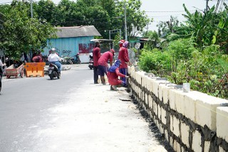 Satgas DSDABM Surabaya Bertindak Bangun Tanggul di Pakal Madya dan Tengger Raya untuk Cegah Banjir
