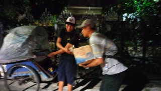 Aksi Sosial, AWS Surabaya Bagi Bagi Nasi Kotak Untuk Para Pengemudi Becak