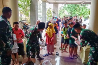 Di Bulan Ramadhan, Anggota Satgas TMMD Bagikan Takjil