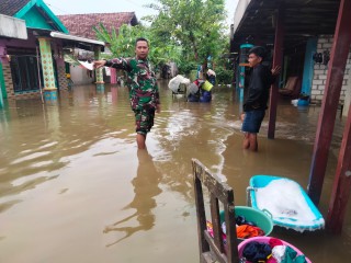 Babinsa Dukun Pantau Wilayah Desa Terdampak Banjir Luapan Bengawan Solo