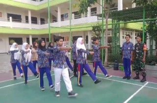 Babinsa Koramil 0830/06 Benowo Berikan Pelatihan PBB Bagi Pelajar