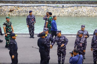 Dari KRl Makasar, Danpuspenerbal Saksikan Prosesi Penyematan Brevet Hiu Kencana Kepada Panglima TNl