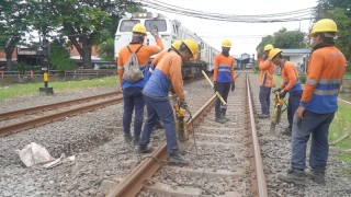 Daop 8 Surabaya tingkatkan perawatan jalur KA menjelang Mudik Lebaran 2024.