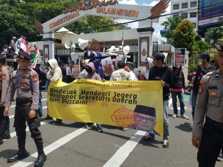 Demonstran Desak Mendagri Copot Bustami Hamzah dari Sekda Aceh dan Minta KPK Usut Anggaran Pokir Siluman