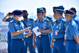 Komandan Puspenerbal Tinjau Pembangunan Fasilitas Helipad di RSPAL dr. Ramelan Surabaya