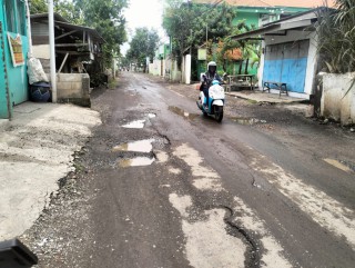 Jalan rusak Desa Gemurung-Tebel dikeluhkan warga, Gus Muhdlor pastikan dibeton tahun ini