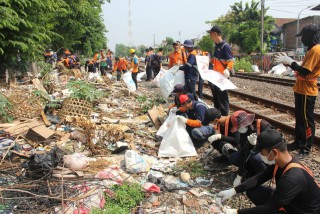 KAI Daop 8 Surabaya Lakukan Bersih Lintas Menjelang Masa Angkutan Lebaran