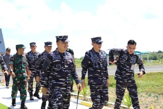 Tinjau Korban Gempa, Komandan Puspenerbal Dampingi Kasal Kunker dan Bakti Sosial di Bawean dan Tuban