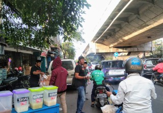 Indahnya Berbagi, Komunitas Selatan Keras Bagi-bagi Takjil Jelang Buka Puasa