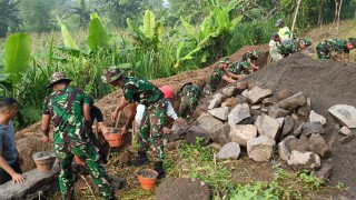 Kuatkan Gotongroyong, Pembangunan Drainase Oleh Satgas TMMD bersama Masyarakat