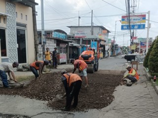 Pemkab Sidoarjo Gerak Cepat Perbaiki jalan Keling Jumputrejo. Jalan ditinggikan 15 cm