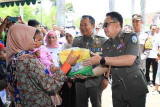 Pj Gubernur Adhy Gelar Pasar Murah di Jember, Salurkan Bansos dan Zakat Produktif.