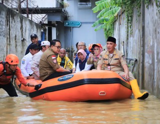 Pj Gubernur Adhy memastikan Evakuasi Masyarakat rentan diutamakan dan segera Normalisasi DAS