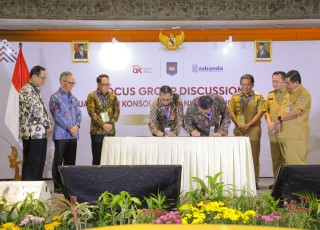 Pj Gubernur Jatim Adhy Saksikan MoU KUB Bank Jatim dengan Bank Banten