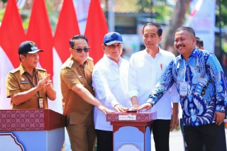 Pj Gubernur Adhy Dampingi Presiden Jokowi Resmikan Inpres Jalan Daerah Jatim Bagian Selatan