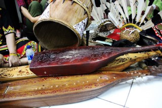 Sape, alat musik pengiring tari Dayak.