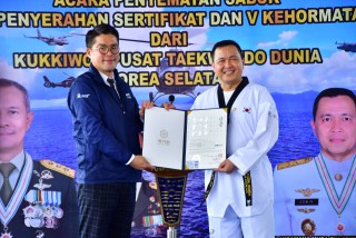 Di Shelter 400 WU2 Puspenerbal, Asrenum Panglima TNl Terima Sabuk Kehormatan DAN V Taekwondo Kukkiwon