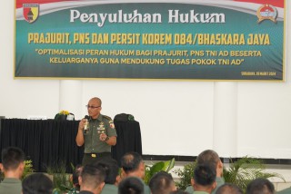 Prajurit, PNS TNI AD dan Persit Menerima Penyuluhan Hukum dari Kumdam V/Brawijaya