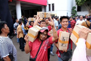 Walikota Surabaya Bagikan Ribuan Bingkisan Lebaran Kepada Satgas Penunjang Lingkungan Pemkot