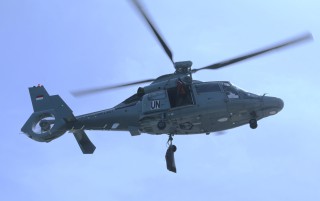 Crew HS-1305 Gelar Simulasi Vertical Replenishment dengan KRI Diponegoro-365