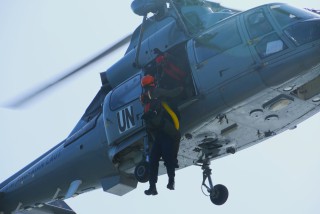Tingkatkan Kesiagaan, Heli HS-1305 Laksanakan Latihan Evakuasi Medis Udara